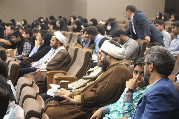 تقدیر از دانش‌آموزان و فرهنگیان برگزیده مسابقات قرآنی در استان قم