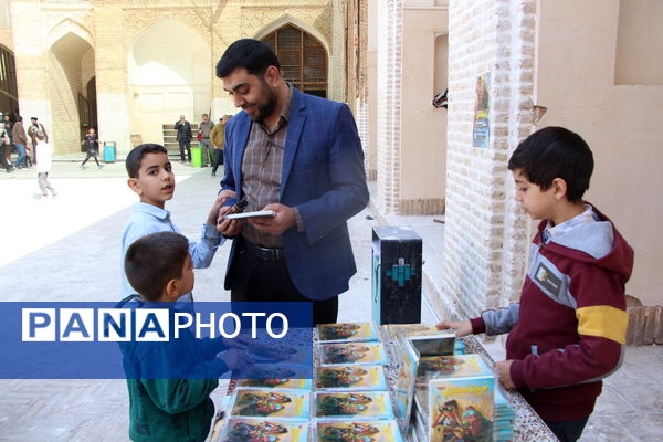 میز کتاب (فرمانده سری) در نماز جمعه شهر یزد