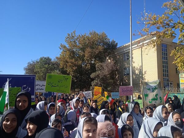 حضور پر شور دانش آموزان نیشابوری در راهپیمایی ١٣ آبان