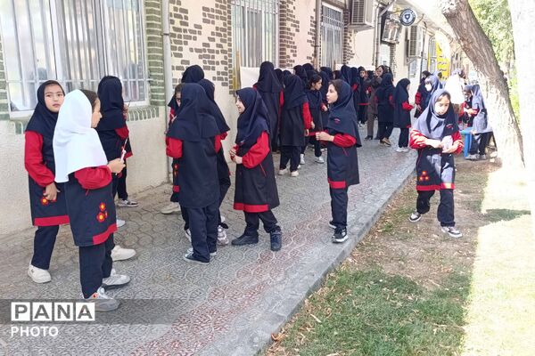 نقاشی دانش‌آموزان دختر در هفته کودک