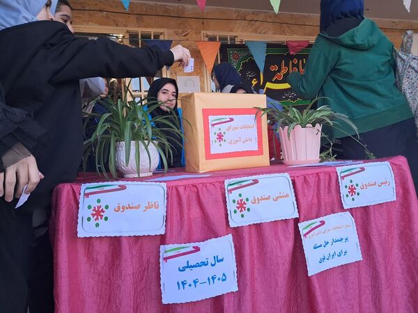 شور و نشاط دانش‌آموزان مدرسه حضرت معصومه (س) ناحیه 4 کرج در انتخابات شورای دانش‌آموزی