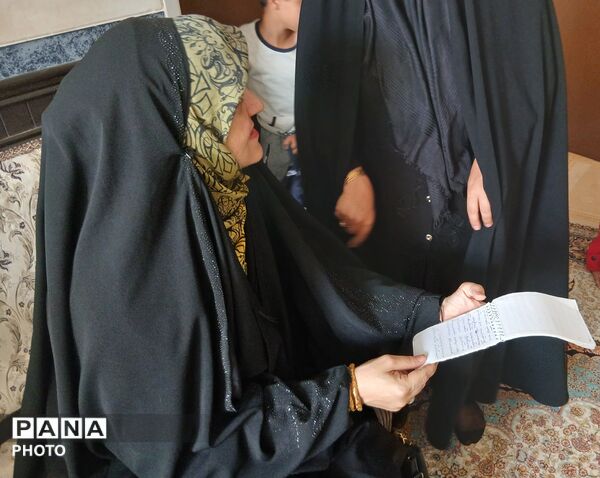 دیدار رئیس سازمان دانش آموزی یزد با خانواده شهید «محمدرضا آروز»