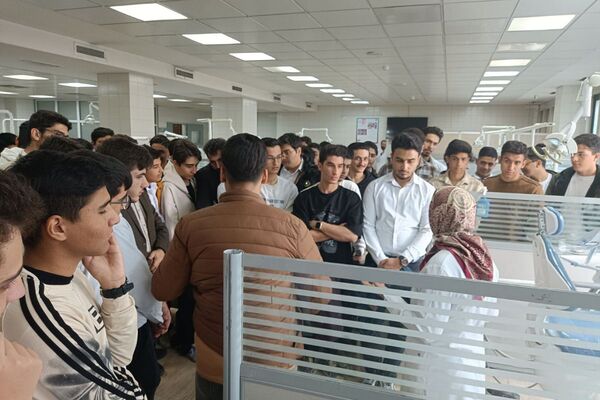 بازدید دانش‌آموزان دبیرستان شهدای علم‌ و فناوری بهارستان دو از دانشکده دندانپزشکی تهران 
