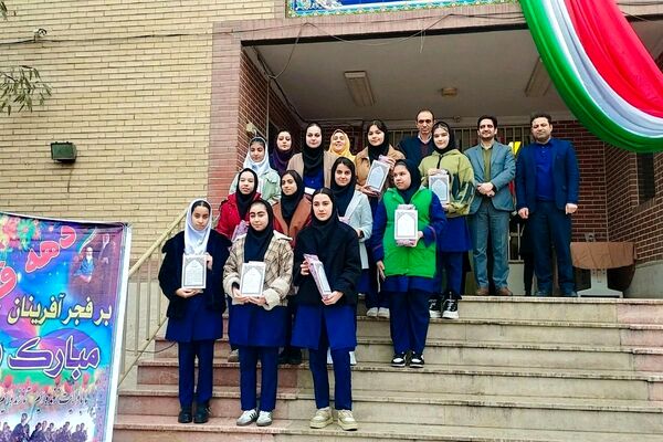 تقدیر از رتبه‌های برتر درسی در دبیرستان سپاهان بهارستان‌دو