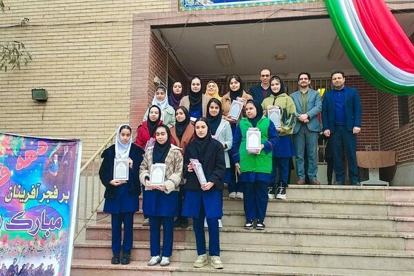 تقدیر از رتبه‌های برتر درسی در دبیرستان سپاهان بهارستان‌دو