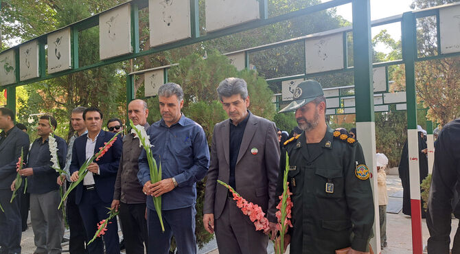 هنرمندان و خبرنگاران در مسیر بازخوانی مقاومت در کارخانه‌های اراک