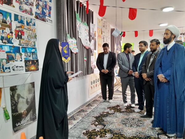 نمایشگاه انقلاب  در آموزشگاه تکتم
