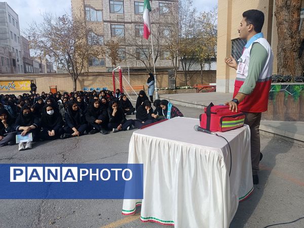 بیست و هفتمین مانور سراسری زلزله در دبیرستان شهید مراد علی امینی و هنرستان کیمیا