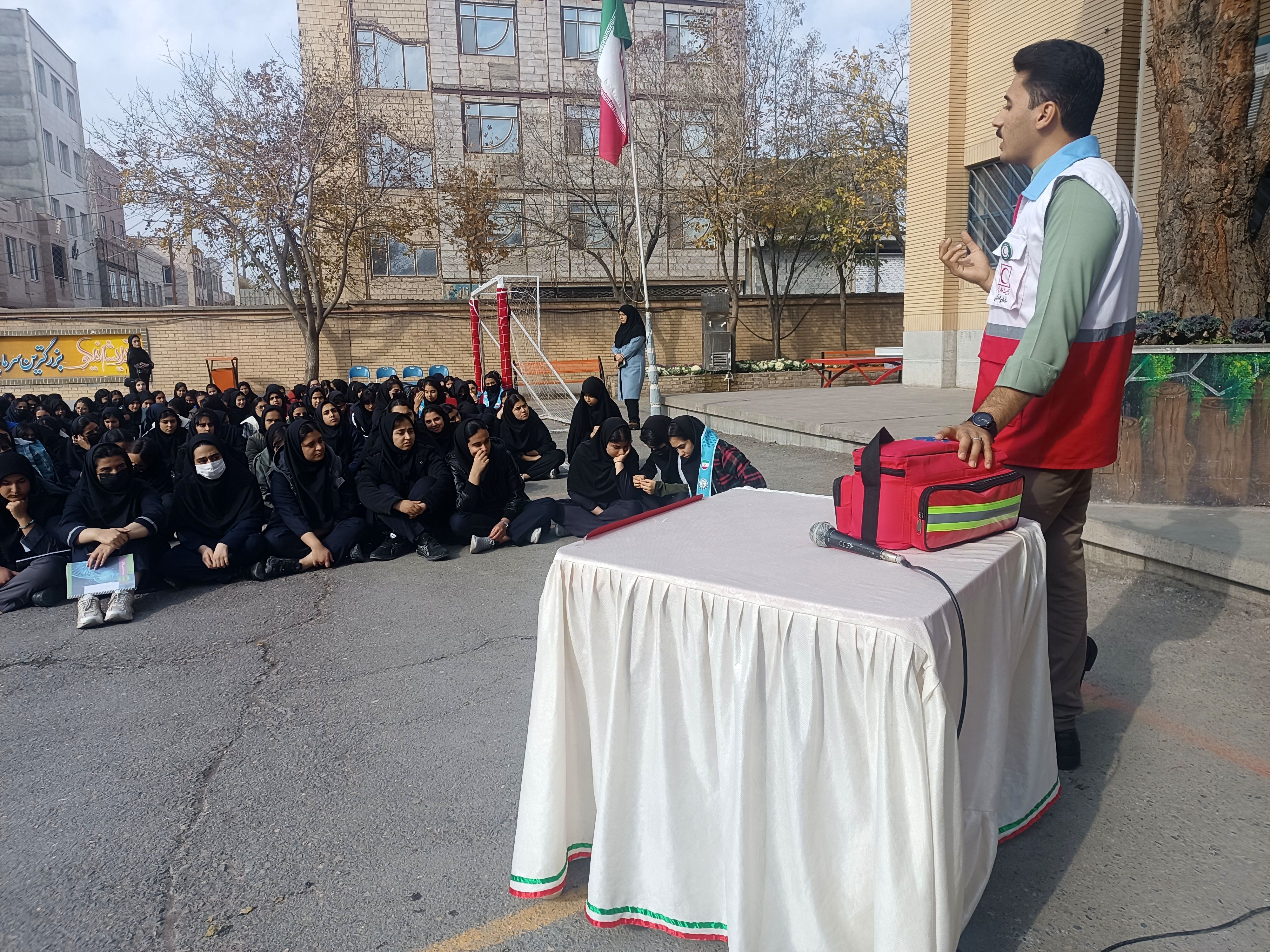 بیست و هفتمین مانور سراسری زلزله در دبیرستان شهید مراد علی امینی و هنرستان کیمیا