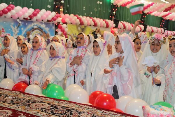 جشن عبادت ۱۳۰۰ نفر از دختران منطقه ۱۰ در مهدیه امام حسن مجتبی(ع)
