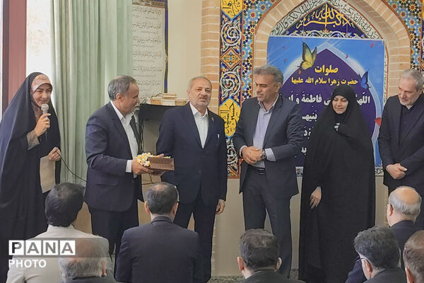 وزیر آموزش و پرورش میهمان دانش‌آموزان مدرسه شاهد دالکی