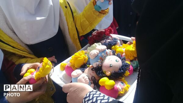 جشن و اهدا جوایز به دانش اموزان نمونه در مدرسه تکتم