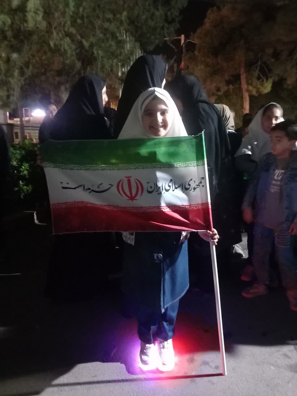 حضور دانش آموزان و فرهنگیان تفتی در چهلم شهدای میناب