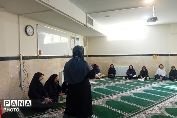 برگزاری نماز جماعت در مدرسه پرنیان