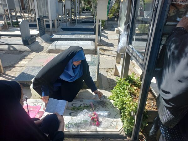 غبارروبی مزارشهدا توسط دانش‌آموزان منطقه ۱۳