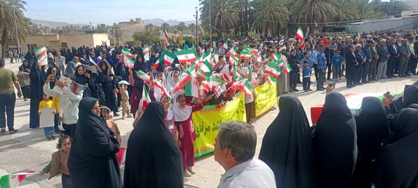 مردم حاجی‌آباد در راهپیمایی ۲۲ بهمن