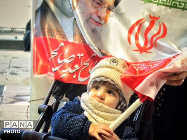 زن و مرد و پیر و جوان این شب ها در اجتماعات خیابانی مشهد مقدس