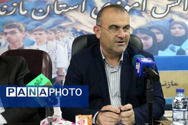 تقدیر از طلایه‌داران آگاهی در مازندران 