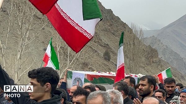 تشییع پیکر شهید دانشمند محمدرضا کیا بر دستان مردم کرج 