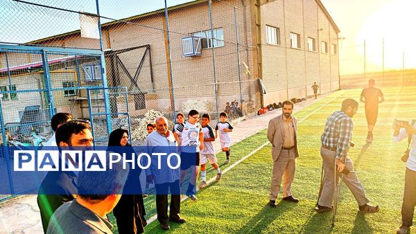 فرماندار کاشمر از سالن و چمن مصنوعی روستای قوژد بازدید کرد