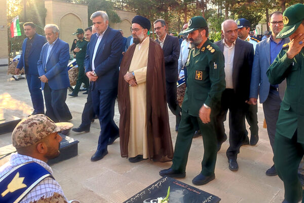 غبار روبی و عطر افشانی قبور شهدا در شهرستان آباده 