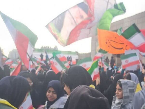 حضور دانش آموزان دبیرستان علی افشارنژاد در گردهمایی میدان شهدا و گلبانک انقلاب