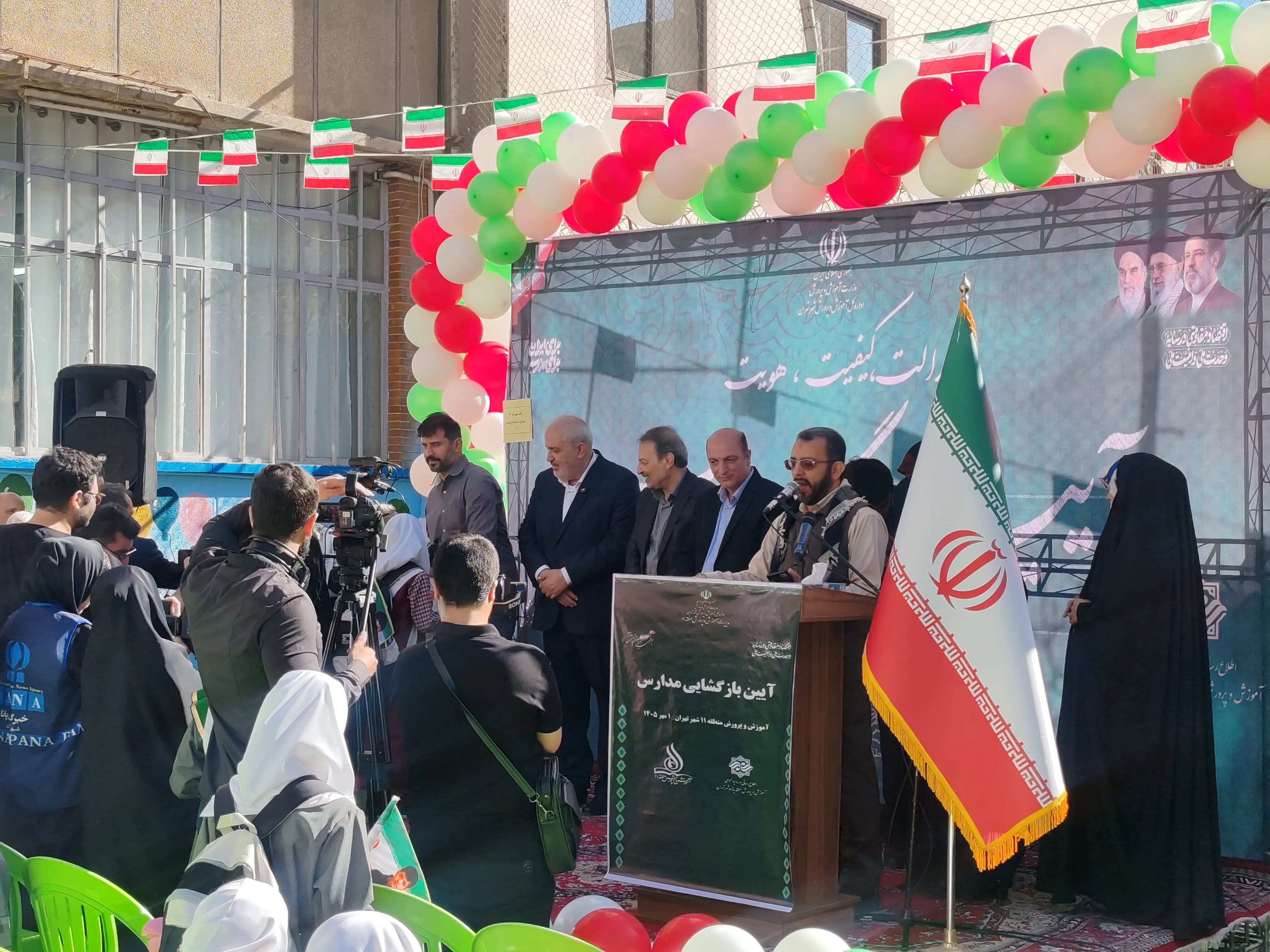 با حضور وزیر نیرو؛ زنگ مهر در دبستان دخترانه توحید تهران نواخته شد