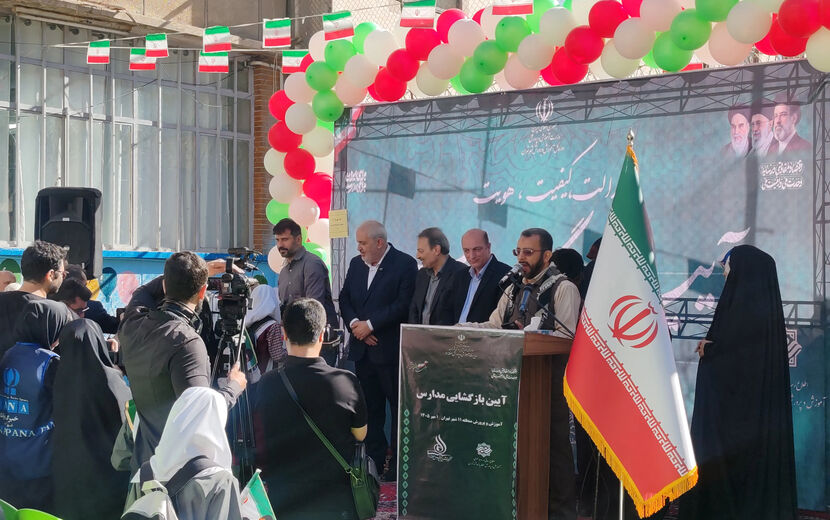 با حضور وزیر نیرو؛ زنگ مهر در دبستان دخترانه توحید تهران نواخته شد