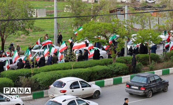 تشکیل زنجیره انسانی اطراف نیروگاه حرارتی برق مشهد