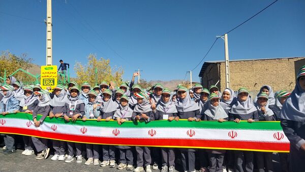 شکوه حضور دانش‌آموزان شهید مطهری در راهپیمایی ۱۳ آبان