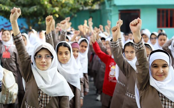صبحگاهی غرق در علم و شادمانی در آموزشگاه جمهوری اسلامی ناحیه یک شهرستان بهارستان 