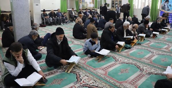 نهج‌البلاغه‌خوانی نماز‌گزاران کمالشهر پیش از خطبه‌های نماز 