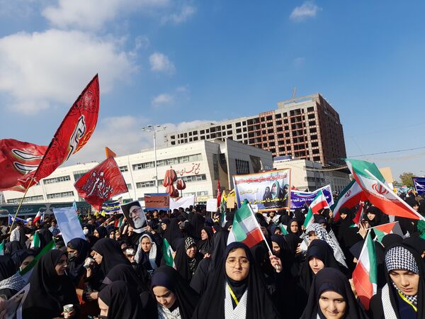 طنین فریاد «مرگ بر آمریکا» در میدان شهدا با حضور دانش‌آموزان شاهد ارض‌اقدس