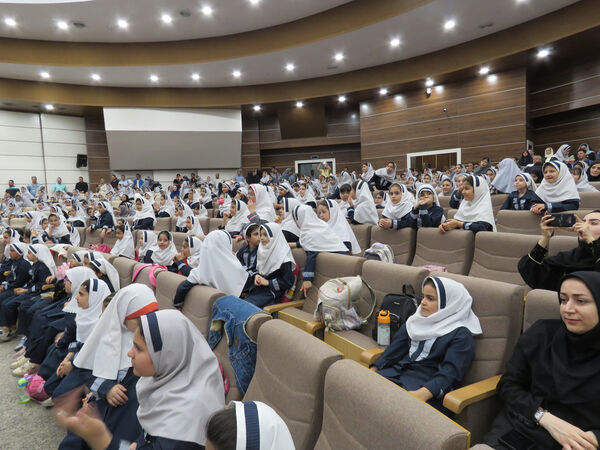 اجتماع 700 نفری پدران و دختران دانش آموز مدرسه علامه طباطبایی منطقه پردیس به مناسبت روز دختر