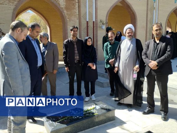 مراسم عطر افشانی گلزار شهدای بیجار در هفته دفاع مقدس