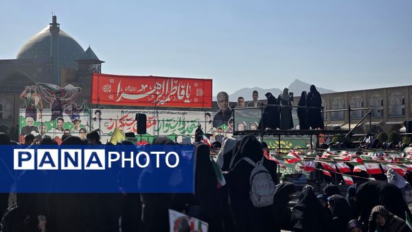 راهپیمایی باشکوه روز ۱۳ آبان در میدان امام خمینی(ره) اصفهان 