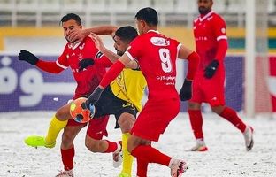 الکلاسیکوی برفی فوتبال ایران سرخ شد/ آتش‌بازی گرگ‌های خاکستری مقابل سپاهان+فیلم