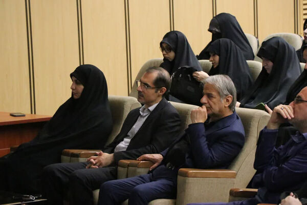 همایش ادبی هنری «مزد خدمت» در قم