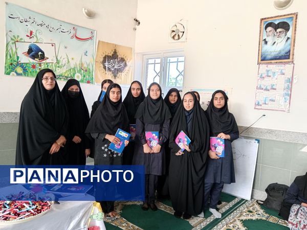 اهدای چادر به مناسبت روز دختر در خلیل‌آباد