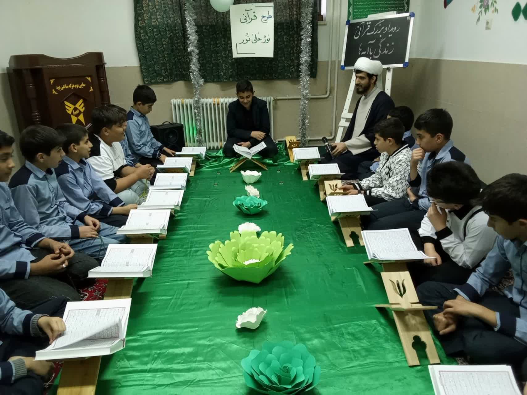 محفل انس با قرآن در مدارس آباده/ فیلم