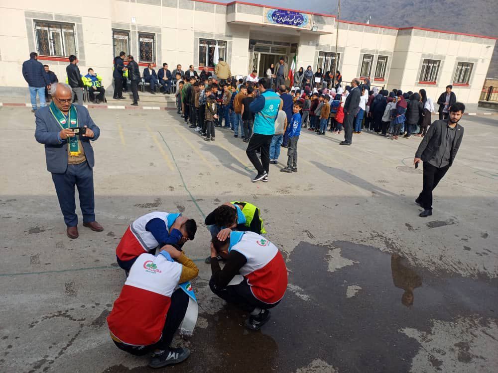 اجرای مانور سراسری زلزله در مدرسه شهید نوری مرزآباد شهرستان خدا آفرین