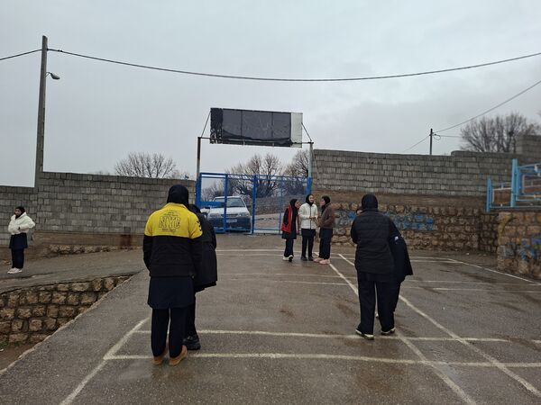 جلوه زیبای باران زمستانی در دبیرستان سبحان و مائده شلیل
