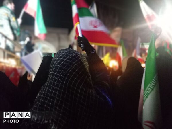 تجمع بزرگ مردم همیشه در صحنه در مقابل مسجد جامع  