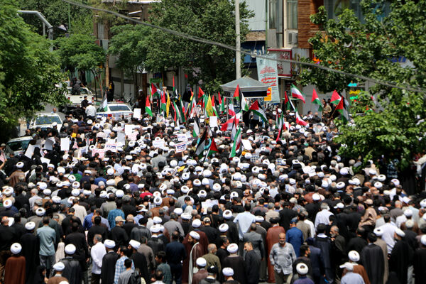 راهپیمایی نمازگزاران جمعه قم در محکومیت جنایات اردوگاه «النصیرات»