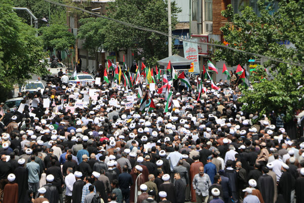 راهپیمایی نمازگزاران جمعه قم در محکومیت جنایات اردوگاه «النصیرات»