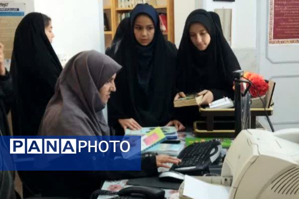 بازدید دانش‌آموزان مدرسه‌ حضرت زهرا (س) نیر از کتابخانه در هفته‌ کتاب 