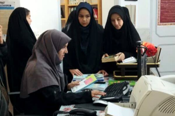 بازدید دانش‌آموزان مدرسه‌ حضرت زهرا (س) نیر از کتابخانه در هفته‌ کتاب 