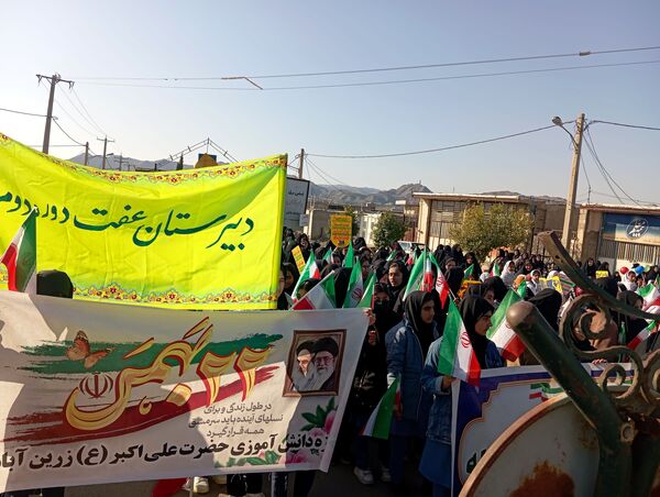 حضور دانش‌آموزان بخش سراب میمه در راهپیمایی۲۲بهمن 
