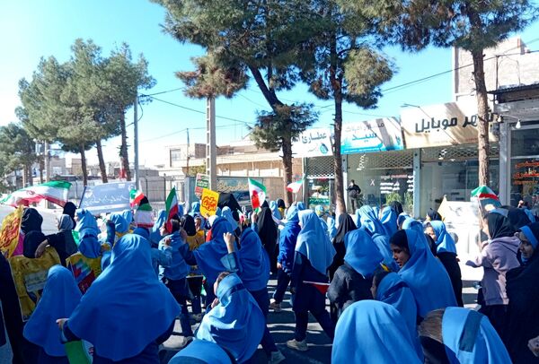 حضور پرشور دانش آموزان در راهپیمایی ۱۳ آبان ماه 