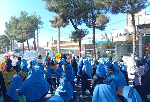 حضور پرشور دانش آموزان در راهپیمایی ۱۳ آبان ماه 